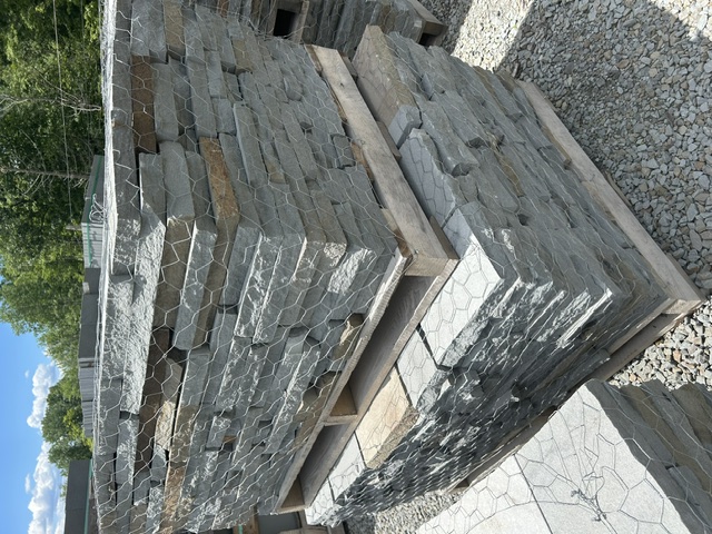 Lot #5: 2 pallets 1.5" Gauged Colonial Wallstone